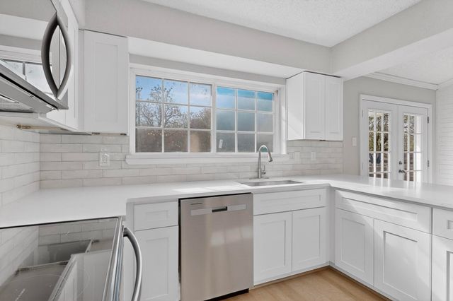 733 Woodcrest Drive, Grand Prairie, TX 75052