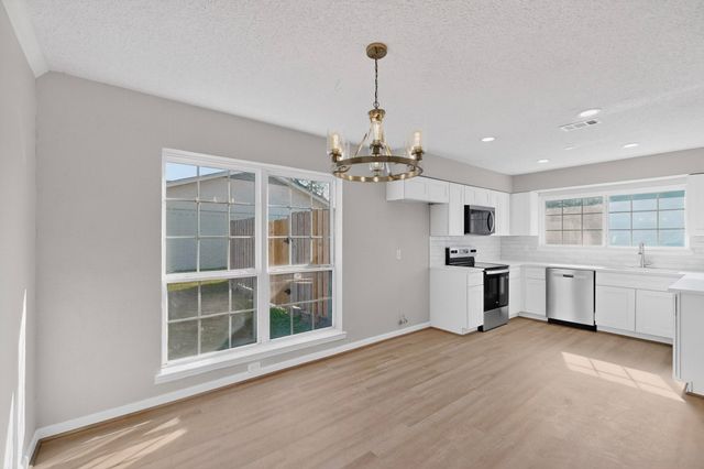 733 Woodcrest Drive, Grand Prairie, TX 75052