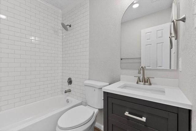 733 Woodcrest Drive, Grand Prairie, TX 75052