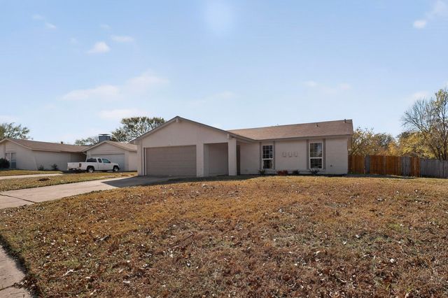 733 Woodcrest Drive, Grand Prairie, TX 75052