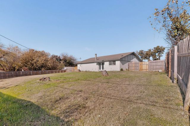 733 Woodcrest Drive, Grand Prairie, TX 75052