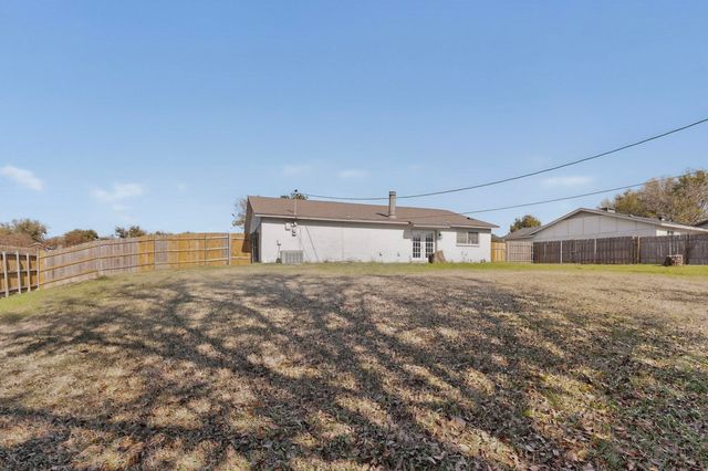 733 Woodcrest Drive, Grand Prairie, TX 75052