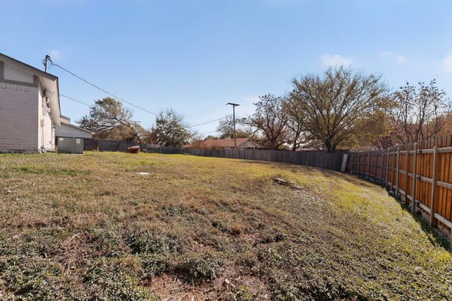 733 Woodcrest Drive, Grand Prairie, TX 75052