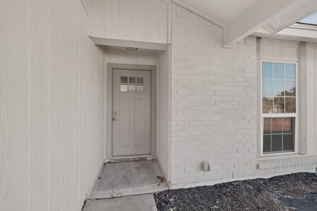 733 Woodcrest Drive, Grand Prairie, TX 75052