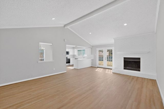 733 Woodcrest Drive, Grand Prairie, TX 75052