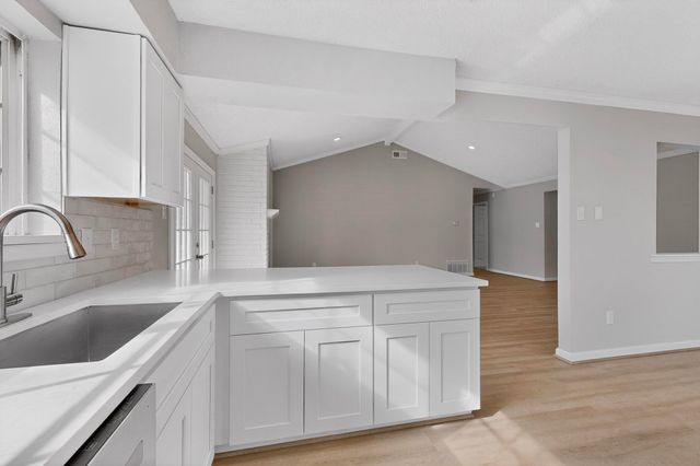 733 Woodcrest Drive, Grand Prairie, TX 75052