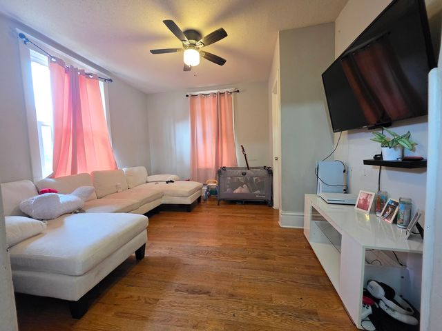 9 N Jackson Street, Elgin, IL 60123