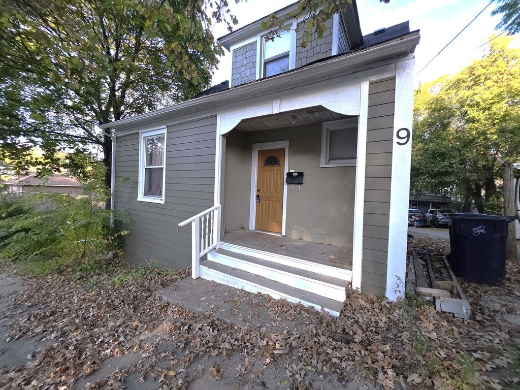 9 N Jackson Street, Elgin, IL 60123