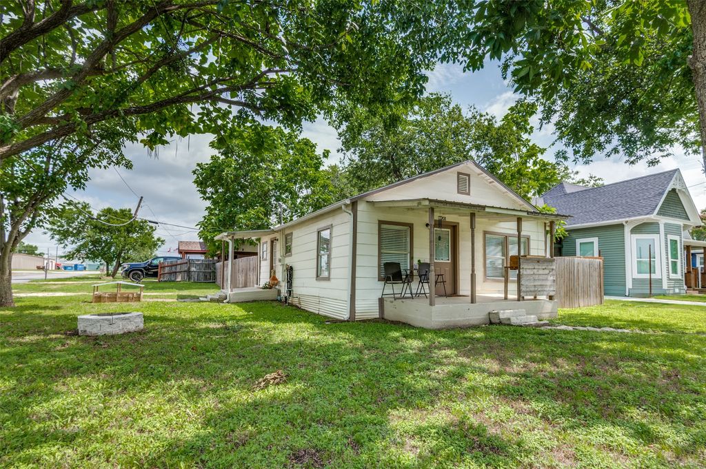 201 E Davis Avenue, Alvarado, TX 76009