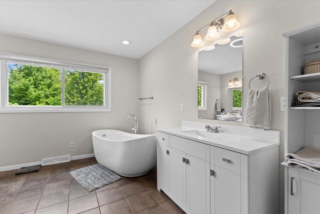 3025 South ROAD, Lake Geneva, WI 53147