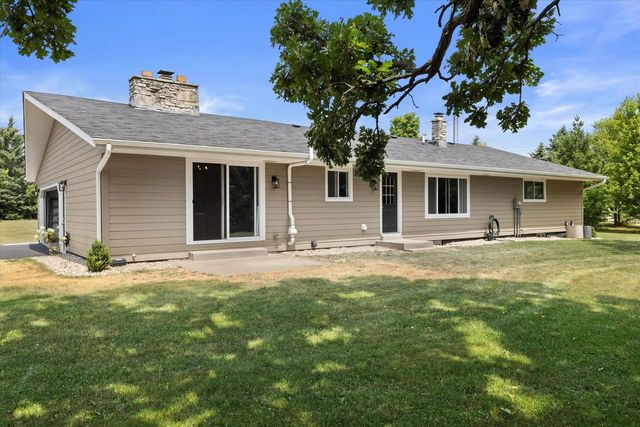 3025 South ROAD, Lake Geneva, WI 53147