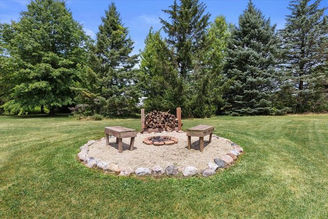 3025 South ROAD, Lake Geneva, WI 53147