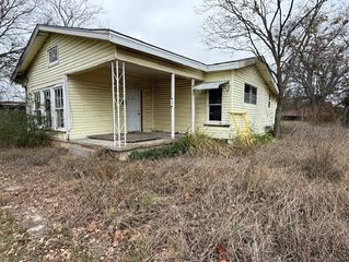 212 S Wilson Street, Bells, TX 75414