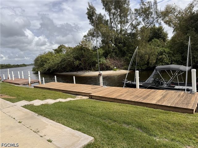 350 Shoreland DR, Fort Myers, FL 33905