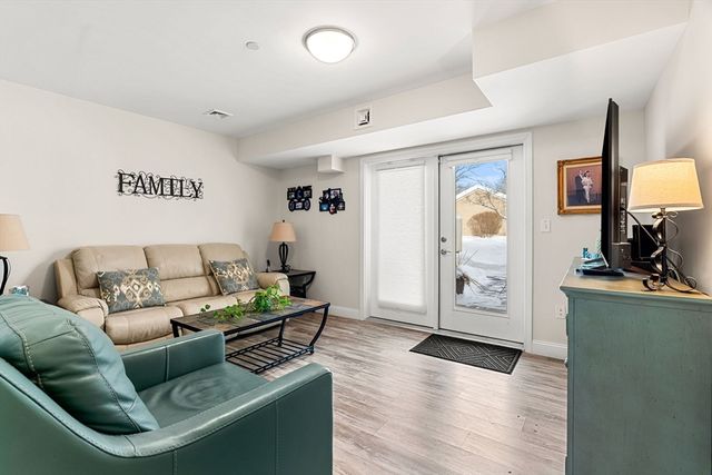 26 Randolph Dr 26, Tewksbury, MA 01876