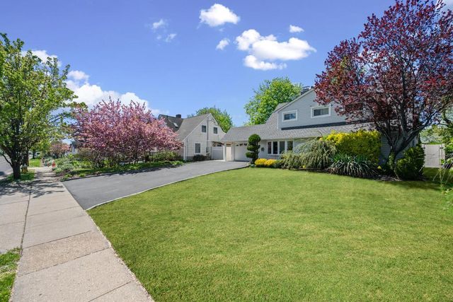34 Blackbird Lane, Levittown, NY 11756