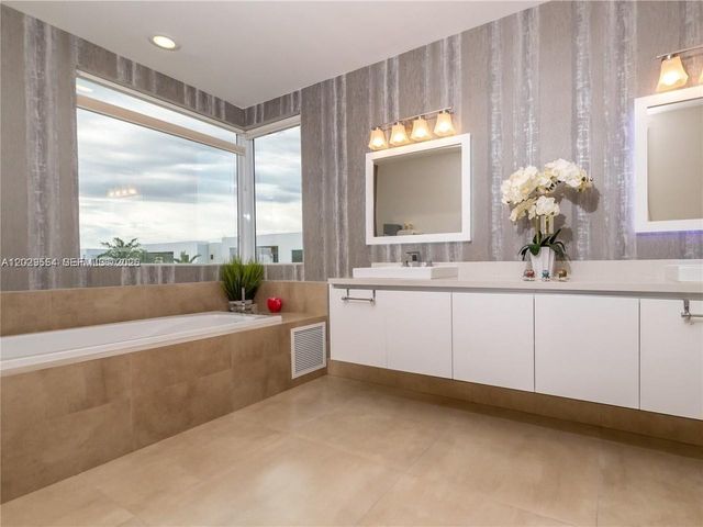 7480 NW 99th Ave, Doral, FL 33178
