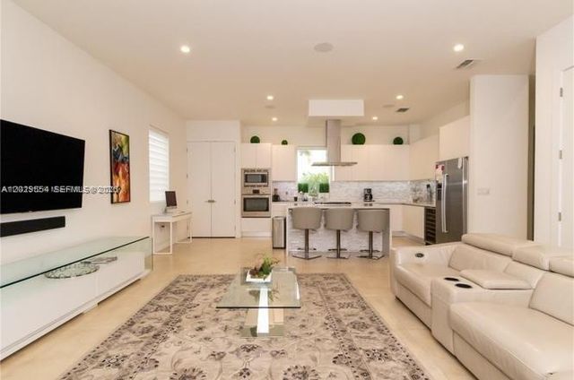 7480 NW 99th Ave, Doral, FL 33178