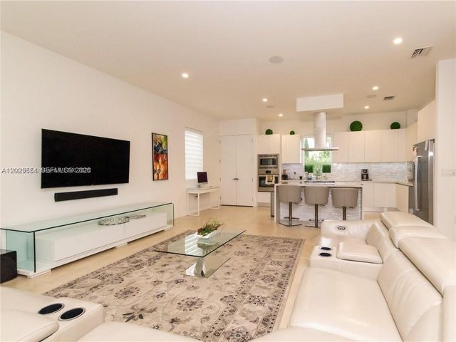 7480 NW 99th Ave, Doral, FL 33178