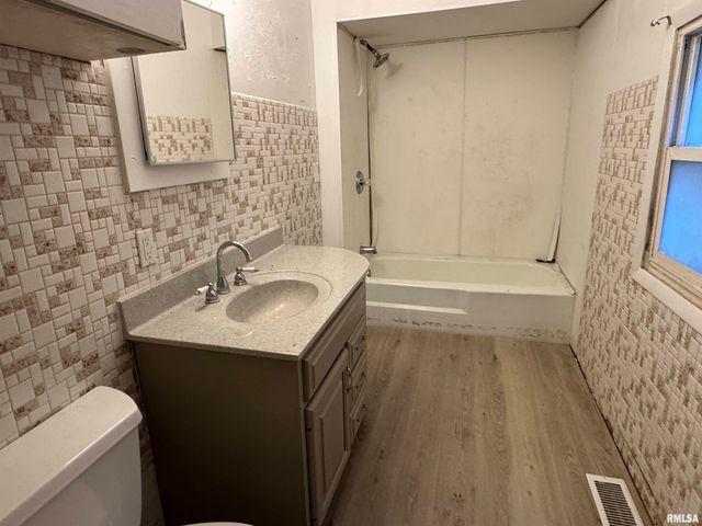 410 E THRUSH Avenue, Peoria, IL 61603