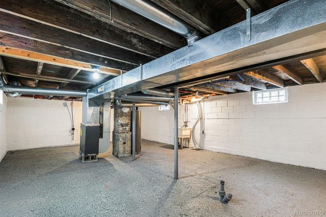 40 W Strathmore Avenue, Pontiac, MI 48340