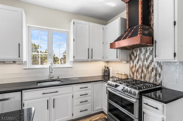5 Woodfield Ct, Franklin Twp., NJ 08540