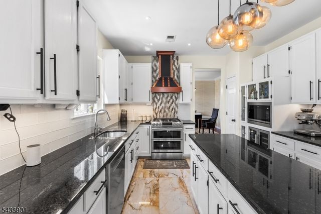 5 Woodfield Ct, Franklin Twp., NJ 08540