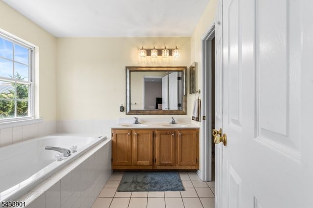 5 Woodfield Ct, Franklin Twp., NJ 08540