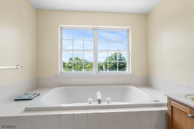 5 Woodfield Ct, Franklin Twp., NJ 08540