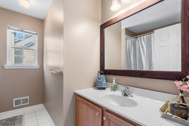 5 Woodfield Ct, Franklin Twp., NJ 08540