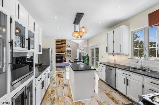5 Woodfield Ct, Franklin Twp., NJ 08540