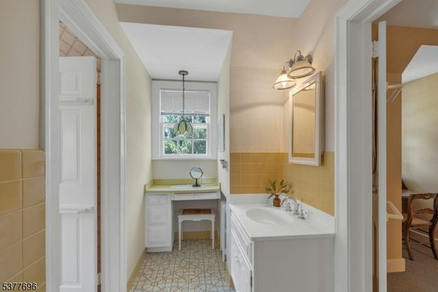 174 Paramus Rd, Paramus Boro, NJ 07652