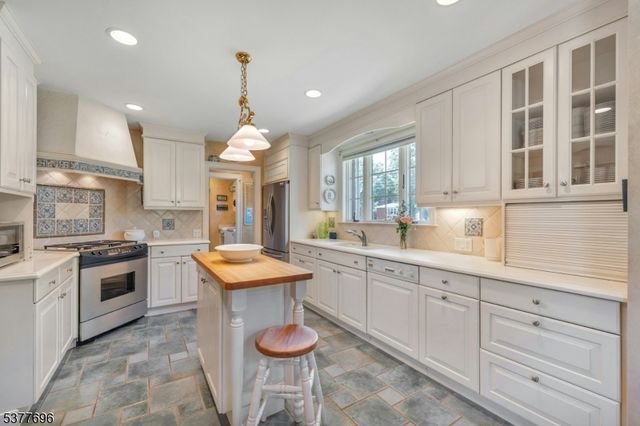 174 Paramus Rd, Paramus Boro, NJ 07652