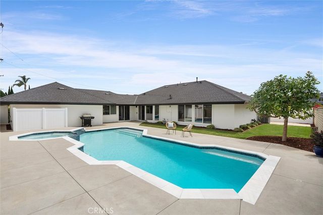 2904 Club House Road, Costa Mesa, CA 92626