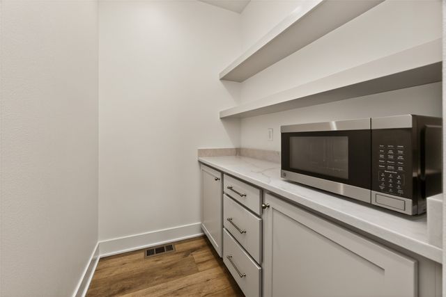 16212 Ironwood Lane, Urbandale, IA 50323