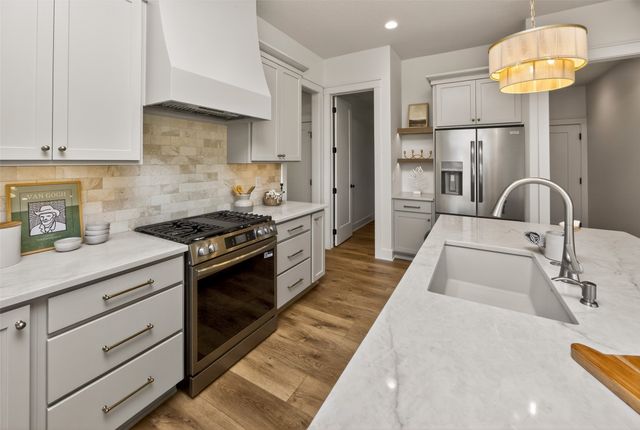 16212 Ironwood Lane, Urbandale, IA 50323