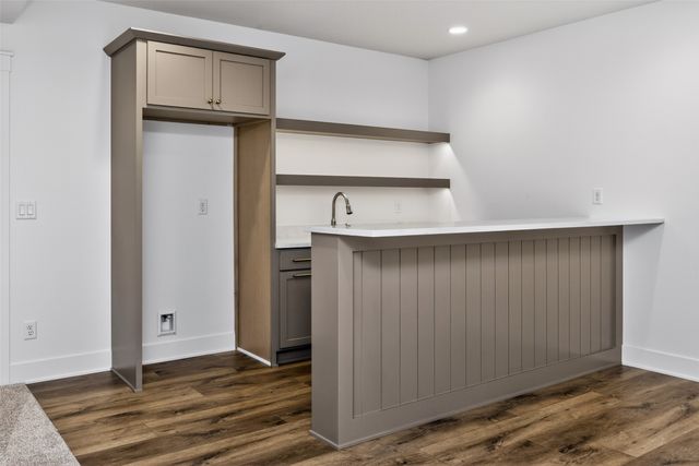 16212 Ironwood Lane, Urbandale, IA 50323