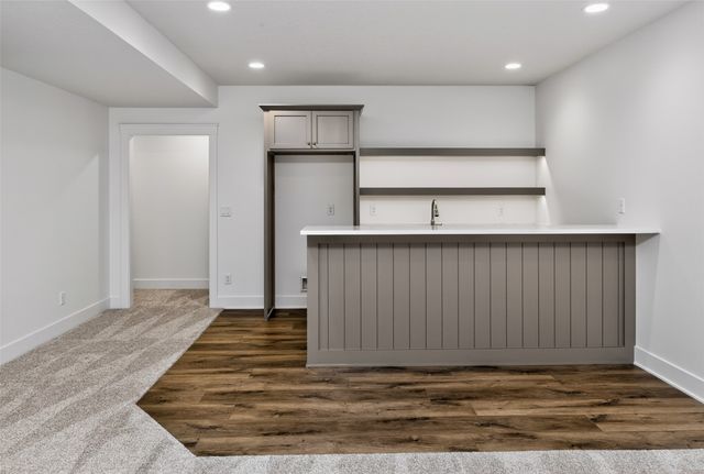 16212 Ironwood Lane, Urbandale, IA 50323