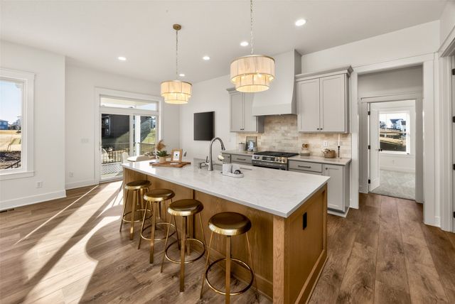 16212 Ironwood Lane, Urbandale, IA 50323