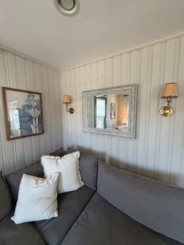 33 Pleasant St, Hopkinton, MA 01748