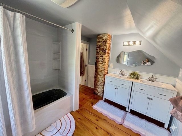 33 Pleasant St, Hopkinton, MA 01748