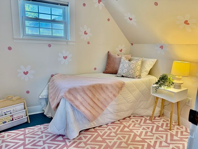 33 Pleasant St, Hopkinton, MA 01748