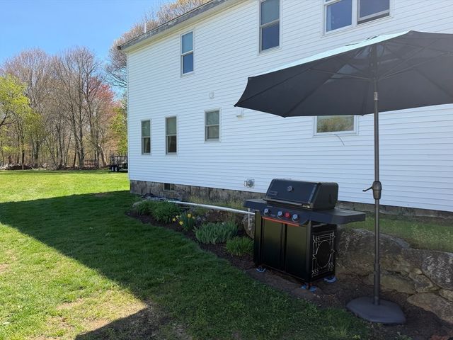 33 Pleasant St, Hopkinton, MA 01748