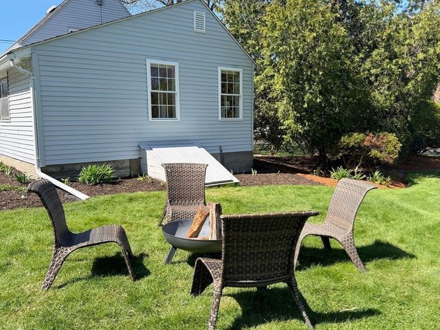 33 Pleasant St, Hopkinton, MA 01748