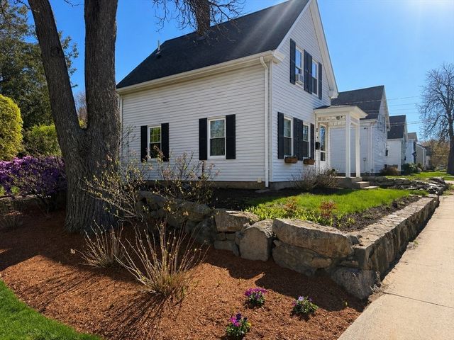 33 Pleasant St, Hopkinton, MA 01748