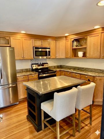 33 Pleasant St, Hopkinton, MA 01748