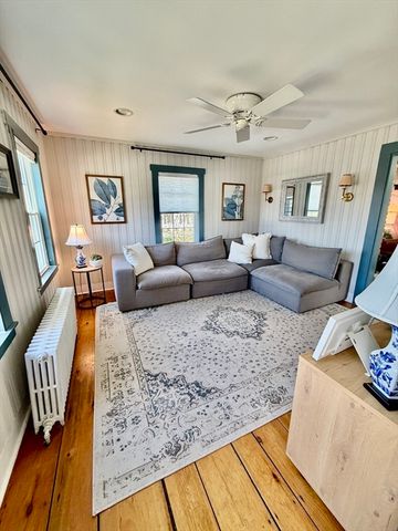 33 Pleasant St, Hopkinton, MA 01748