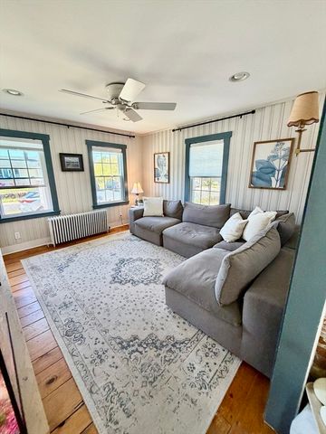 33 Pleasant St, Hopkinton, MA 01748