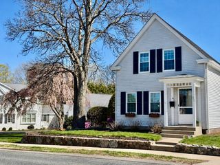 33 Pleasant St, Hopkinton, MA 01748