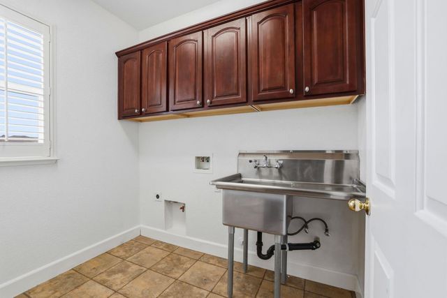 10413 Danichris Way, Elk Grove, CA 95757